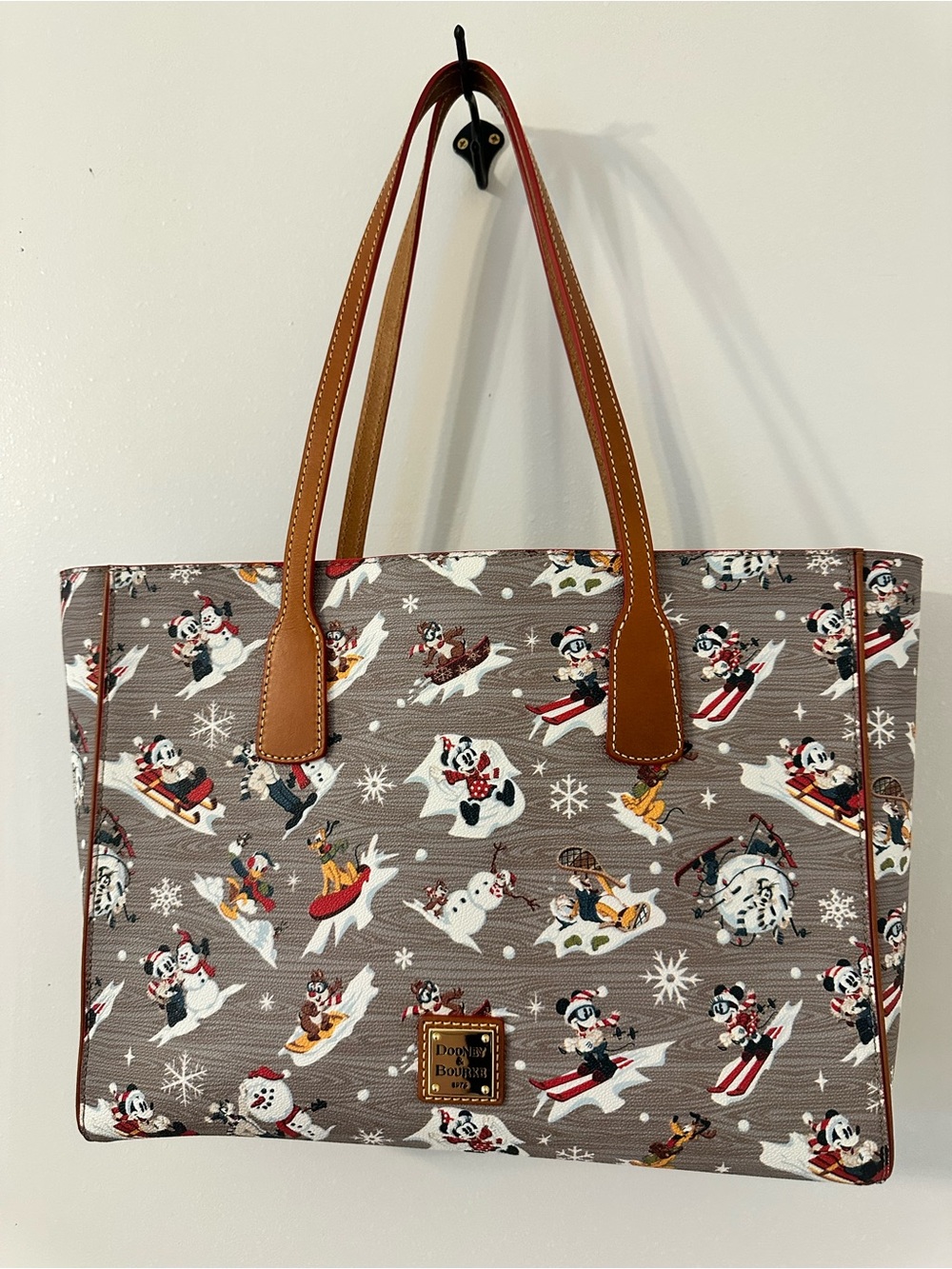 Disney Dooney & Bourke 2021 Christmas Tote  Mickey & Friends Winter Lodge